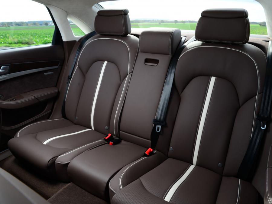 Интерьер Audi A8 TDI Quattro (D4) 2013 года  (WW) (фото 6 из 13)